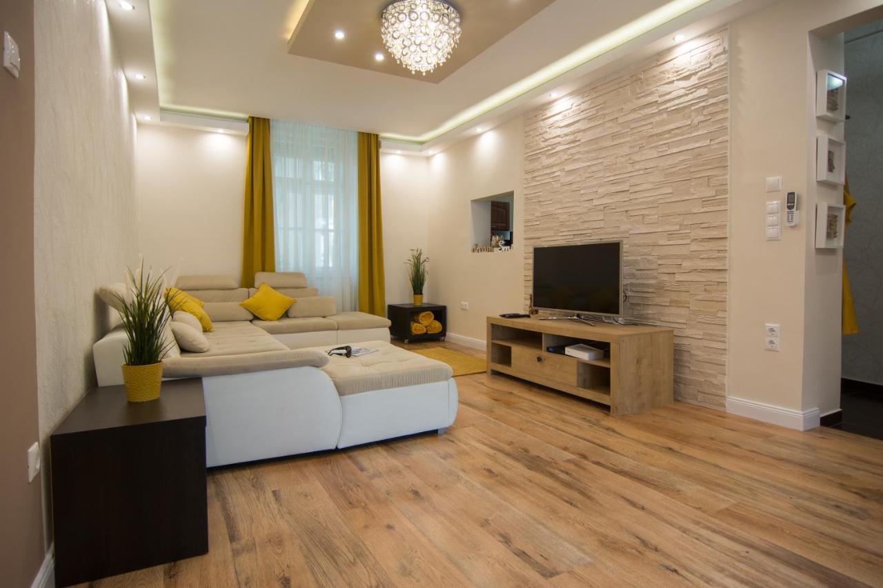 Cork Apartman Еґер Екстер'єр фото