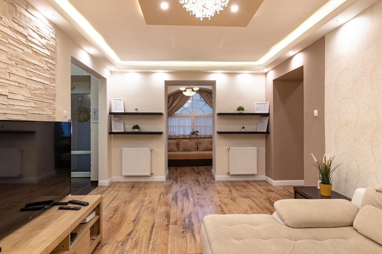 Cork Apartman Еґер Екстер'єр фото